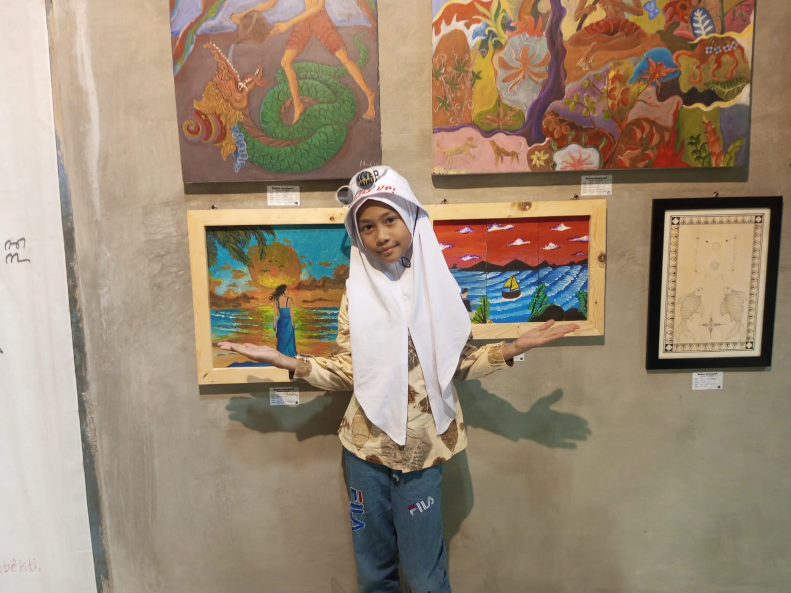 Gretta sedang menunjukkan dua karyanya dalam pameran seni rupa Kabar Dari Laut Kamis (29/5).
