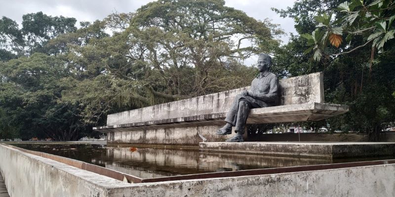 Patung Soekarno duduk di bawah pohon sukun di Taman Renungan Bung Karno, Kota Ende, Pulau Flore, NTT.