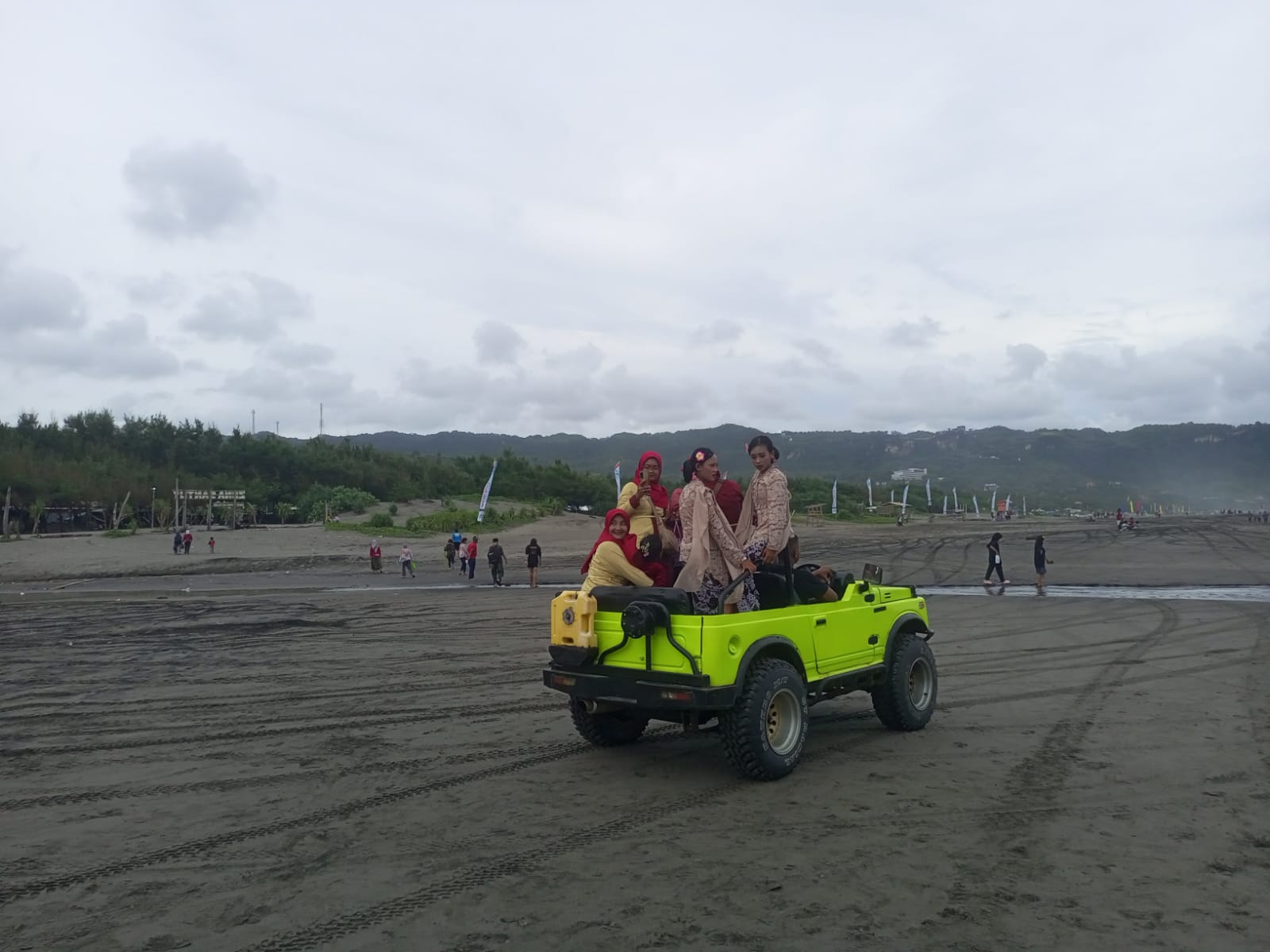 Wisata: beberapa Wisatawan yang sedang menaiki Jeep di Pantai Parangkusumo