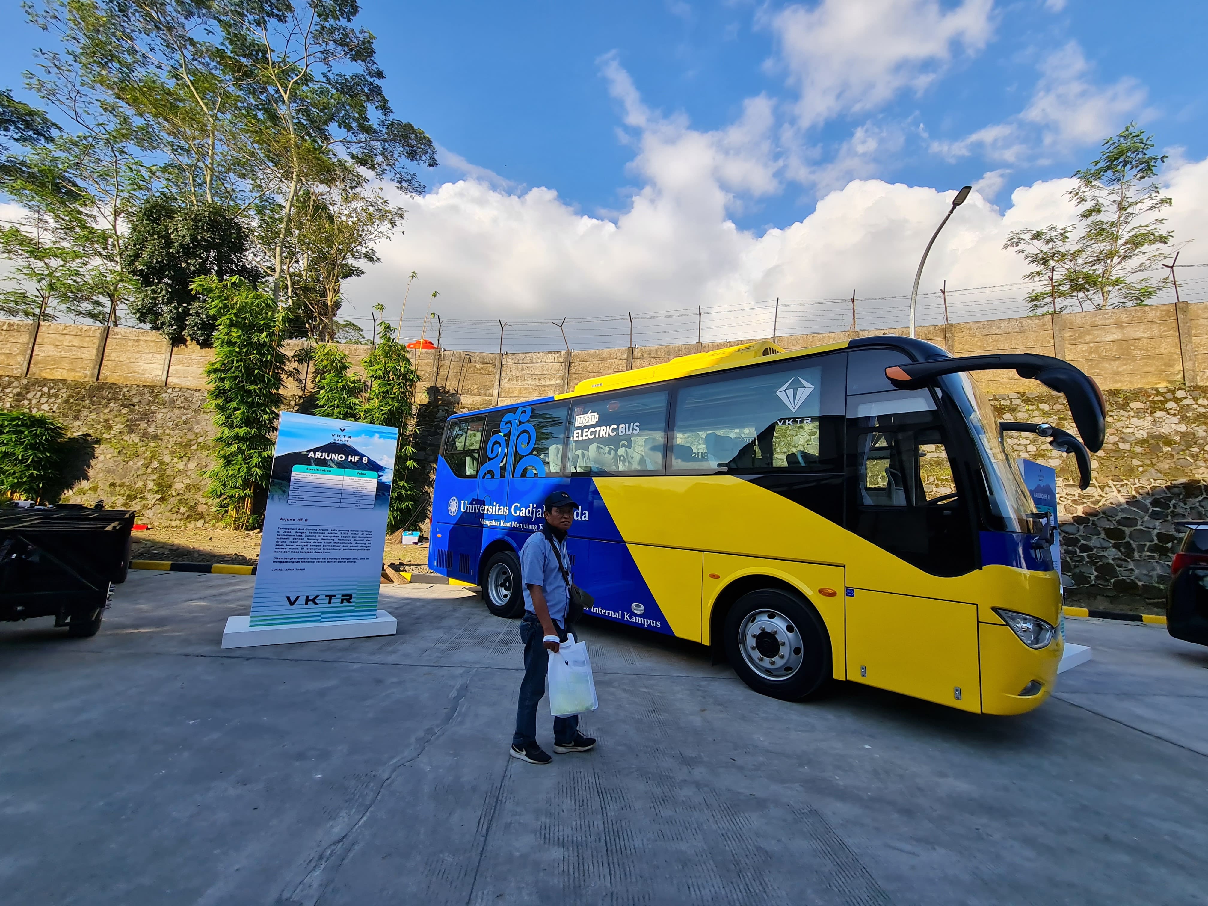 PT VKTR menggelar soft launching fasilitas kendaraan listrik komersial berbasis CKD pertama di Indonesia, Kamis (29/5).