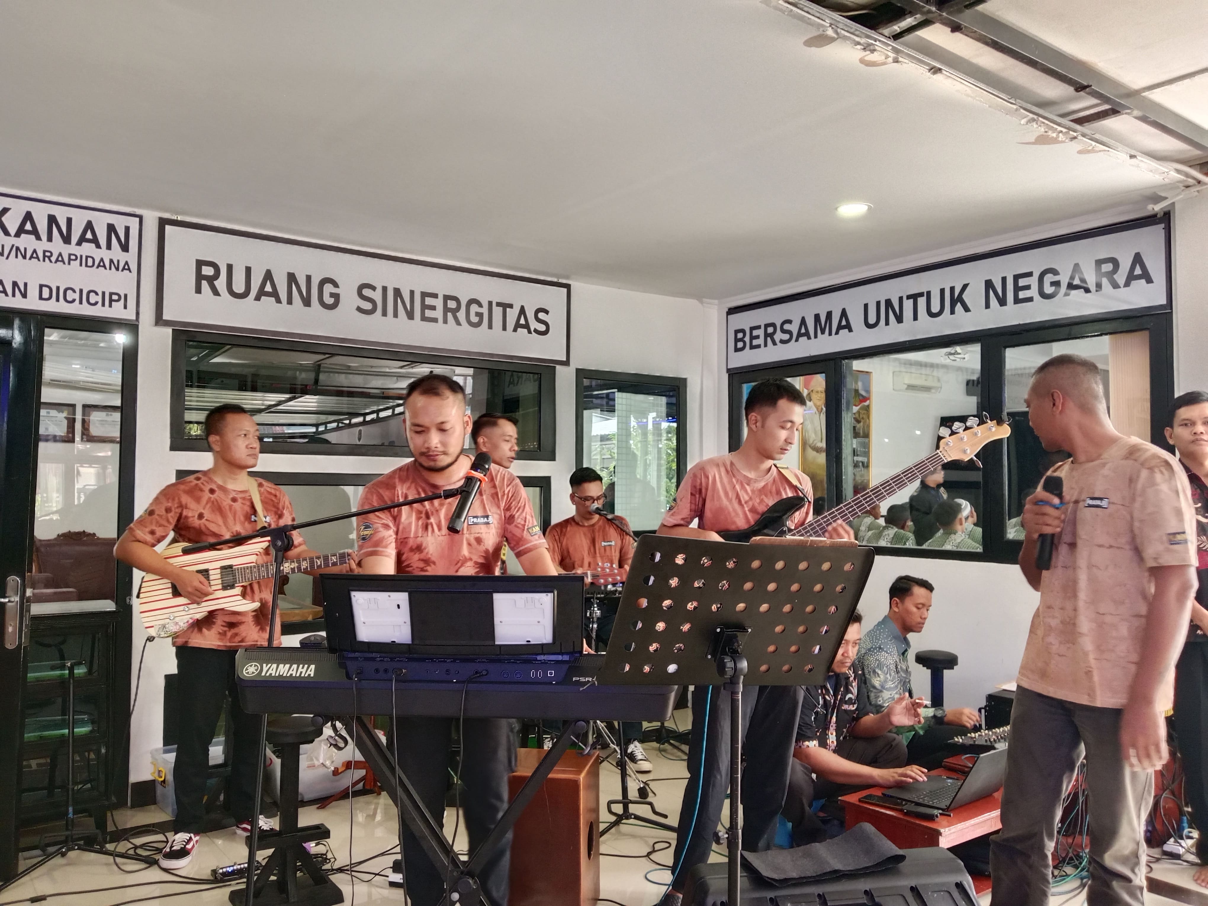 HAK UNTUK BERKARYA: Jeruji Band saat tampil di sebuah acara. Personelnya semua warga binaan Lapas Cebongan.
