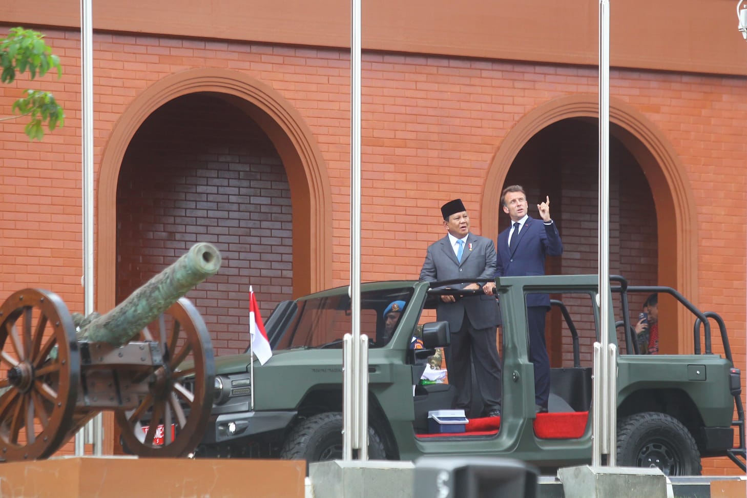 Presiden Prabowo Subianto dan Presiden Prancis Emmanuel Macron berdiri di atas mobil Maung Tangguh memeriksa pasukan, di Akmil, Magelang, Kamis (29/5/2025).