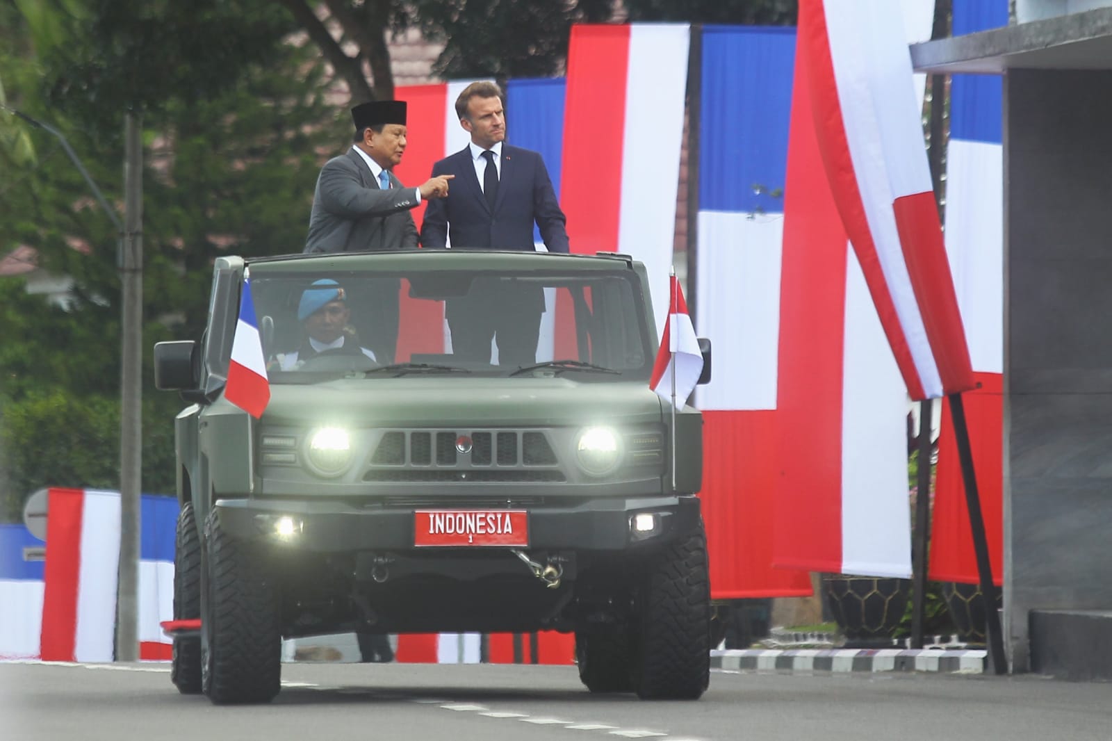 Presiden Prabowo Subianto dan Presiden Prancis Emmanuel Macron berdiri di atas mobil Maung Tangguh memeriksa pasukan, di Akmil, Magelang, Kamis (29/5/2025).