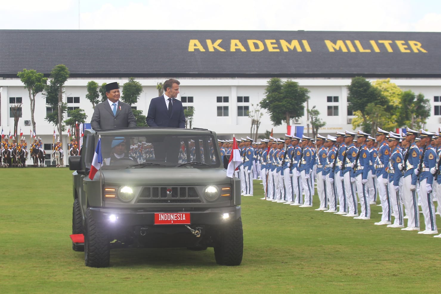 Presiden Prabowo Subianto dan Presiden Prancis Emmanuel Macron berdiri di atas mobil Maung Tangguh memeriksa pasukan, di Akmil, Magelang, Kamis (29/5/2025).