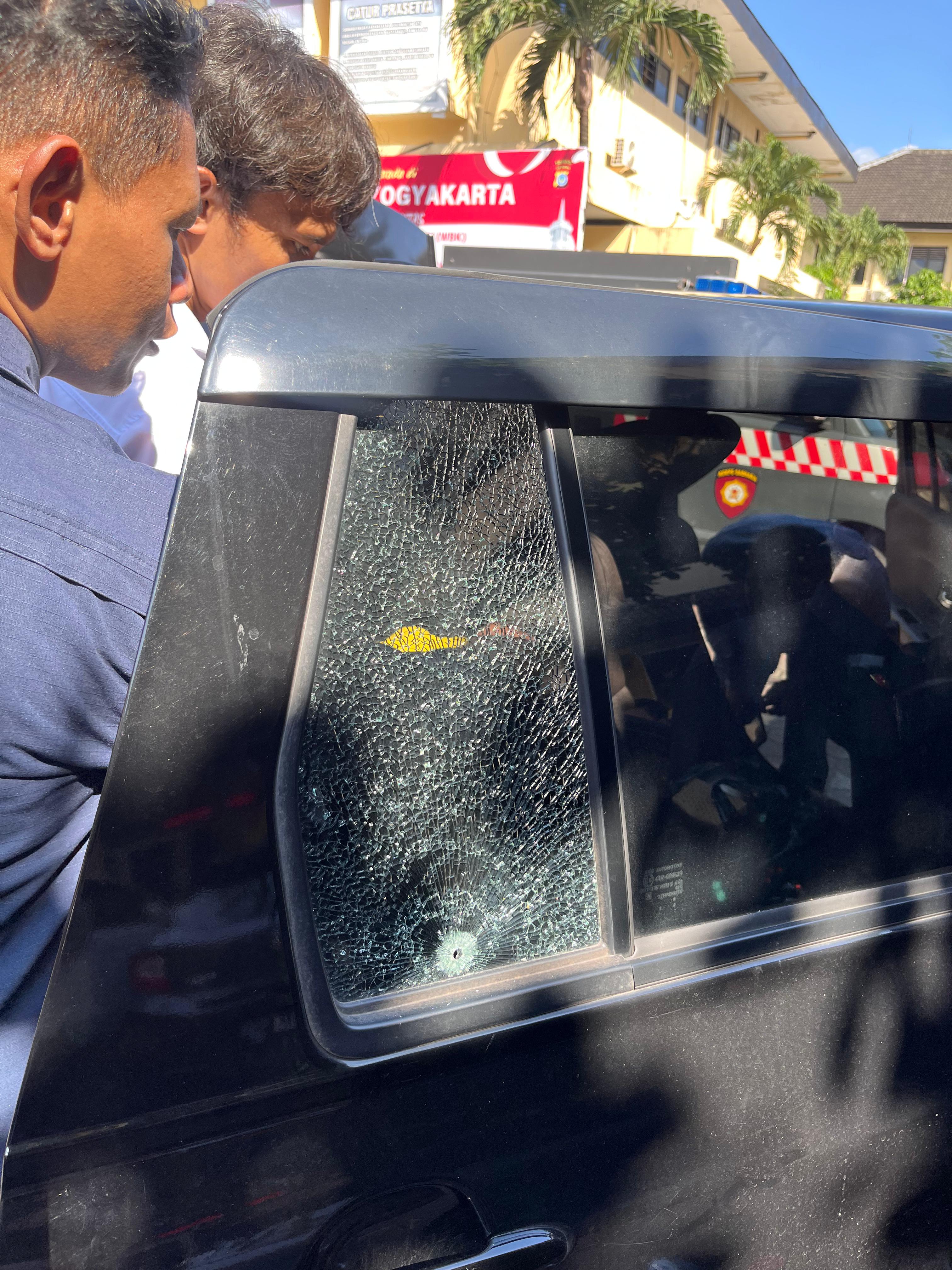 Petugas Polresta Yogyakarta saat melakukan olah tempat kejadian perkara penembakan mobil di Jokteng Wetan pada Rabu (28/5/2025).