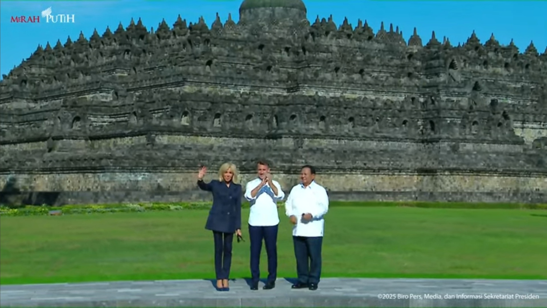 LAWATAN: Presiden Prabowo dan Presiden Prancis Macron berkunjung ke Candi Borobudur, Kamis (29/5).