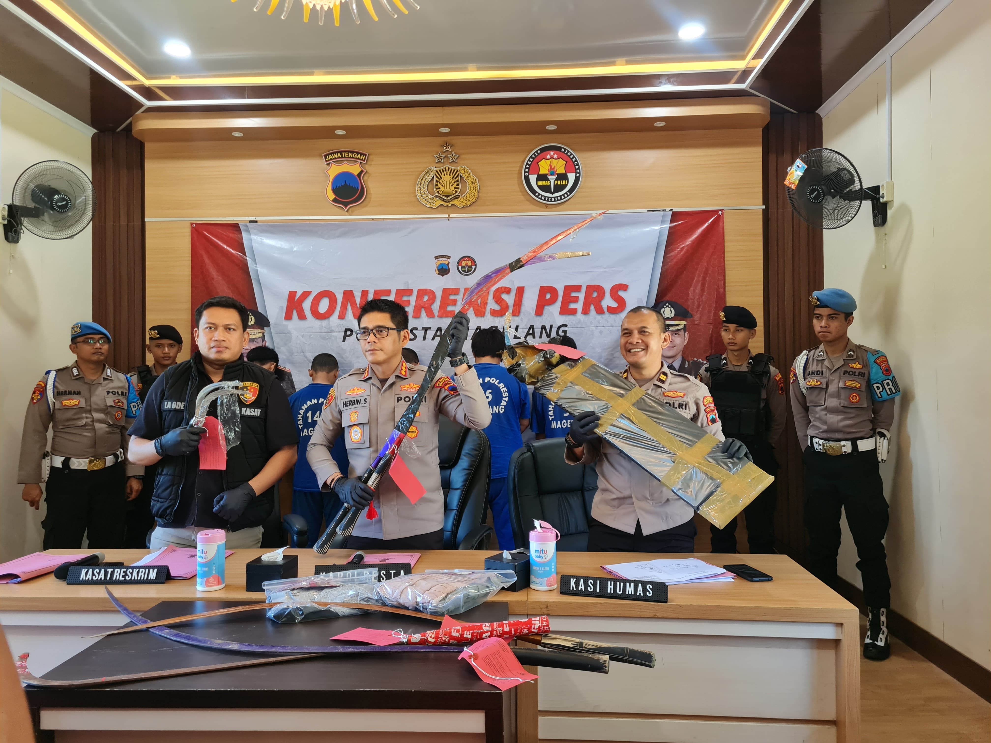 Dua pelajar kepadatan membeli sajam dari media sosial dan hendak digunakan untuk tawuran.