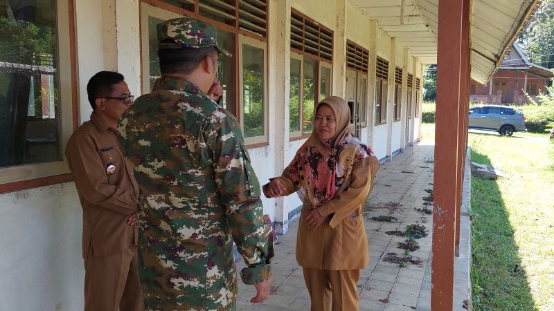 PENINJAUAN: Wakil Bupati melihat kondisi bangunan SDN Balong yang tak digunakan.&nbsp;