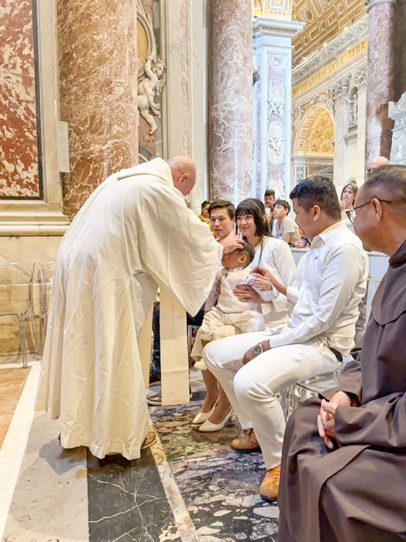 TAK MENYANGKA: Pembaptisan Damian Orlin Baskara di Basilika Santo Petrus Vatikan, Senin (26/5) lalu.