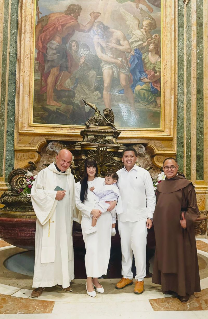 TAK MENYANGKA: Pembaptisan Damian Orlin Baskara di Basilika Santo Petrus Vatikan, Senin (26/5) lalu.