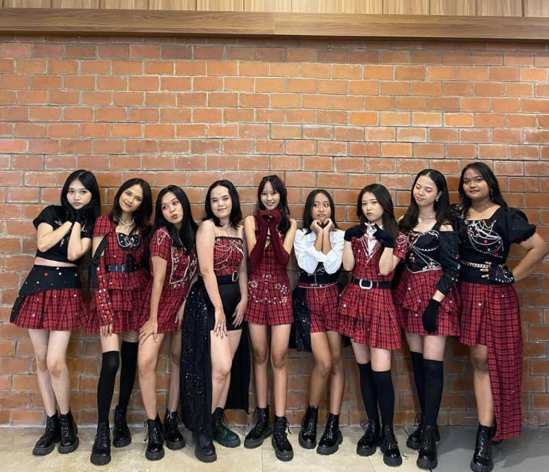 PERCAYA DIRI: Malva Avilla Pertiwi bersama teman-temannya saat mengenakan kostum dance.