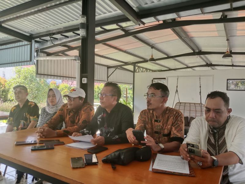 BEBERKAN FAKTA: Kuasa hukum korban penganiayaan saat memberikan keterangan di Ponpes Ora Aji Jumat (30/5).