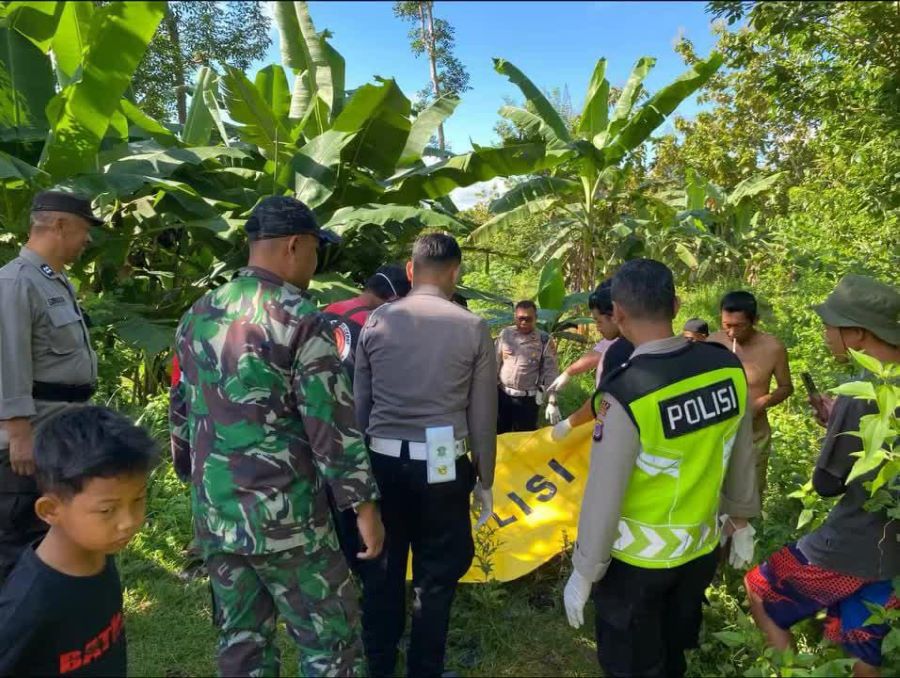 Proses evakuasi penemuan mayat tanpa identitas tepatnya di ladang padukuhan Salak,Kalurahan Semoyo,Kapanewon Patuk pada Jumat (30/05).