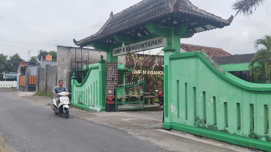 Sekolah: SMP N 4 Banguntapan tampak dari depan