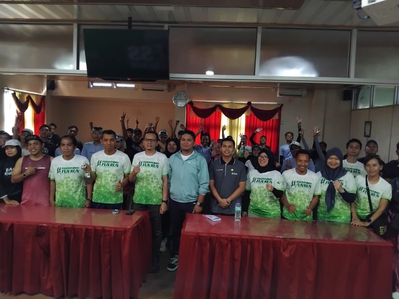HUT KE-22: Direktur RSUD Panembahan Senopati Atthobari bersama pelari yang akan mengikuti event Paseban Fun Run 2025 di Aula RSUD Panembahan Senopati Sabtu (31/5).