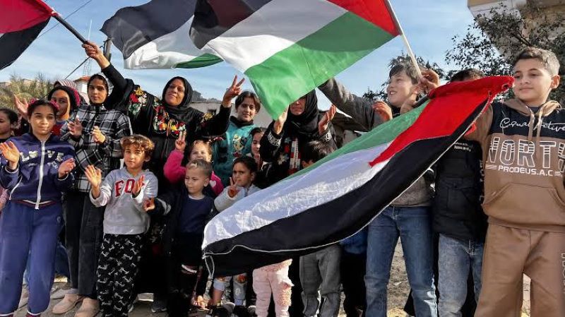 Palestinians celebrate the ceasefire announcement [Abed Rahim Khatib/Anadolu].