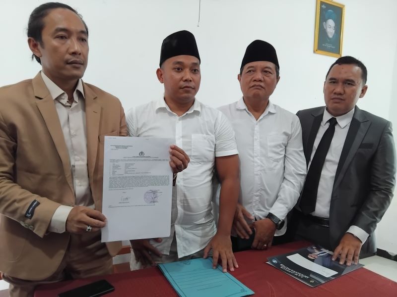 Kuasa Hukum Ponpes Ora Aji Adi Susanto (kiri), Ketua Yayasan Ponpes Ora Aji Dwi Yudha Danu, dan pengurus Yayasan Ora Aji saat menunjukkan bukti laporan polisi dilayangkan Ponpes Ora Aji, Sabtu (31/5).