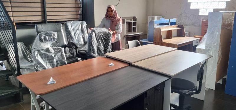 Staf Santi Mebel Jogja menata berbagai produk di store.