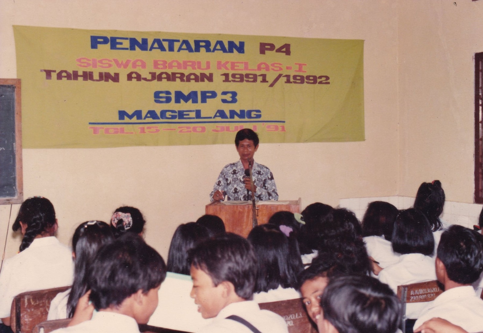 6.PENATARAN DI SMPN 3 MAGELANG: Program penataran P4 wajib diikuti. Termasuk siswa-siswi di SMPN 3 Magelang yang tampak serius saat mengikutinya. Untuk tingkat SMP didurasi 25 jam.