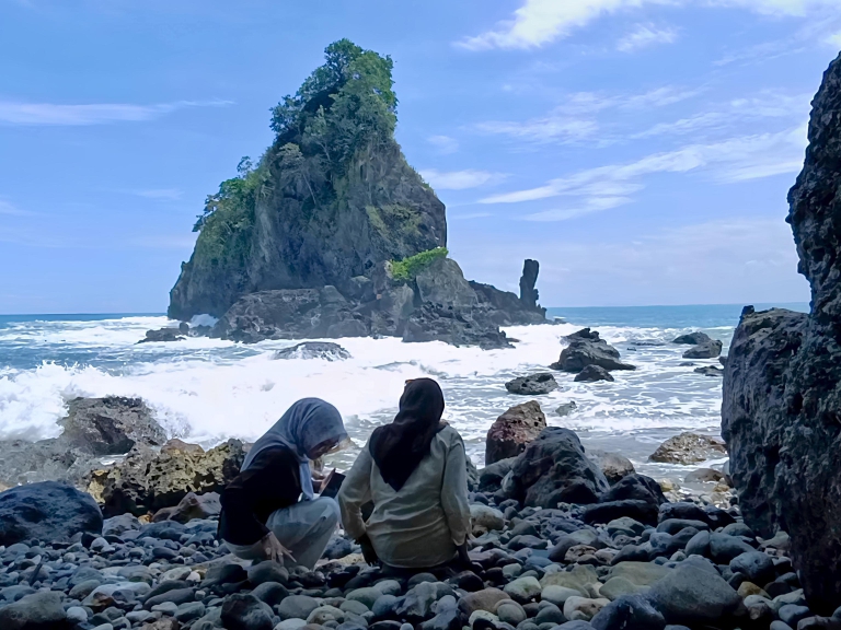 IKON WISATA : Panorama keindahan alam Pantai Karang Agung di Desa Argopeni, Kecamatan Ayah. Destinasi ini memiliki ikon berupa batu karang yang begitu memukau.