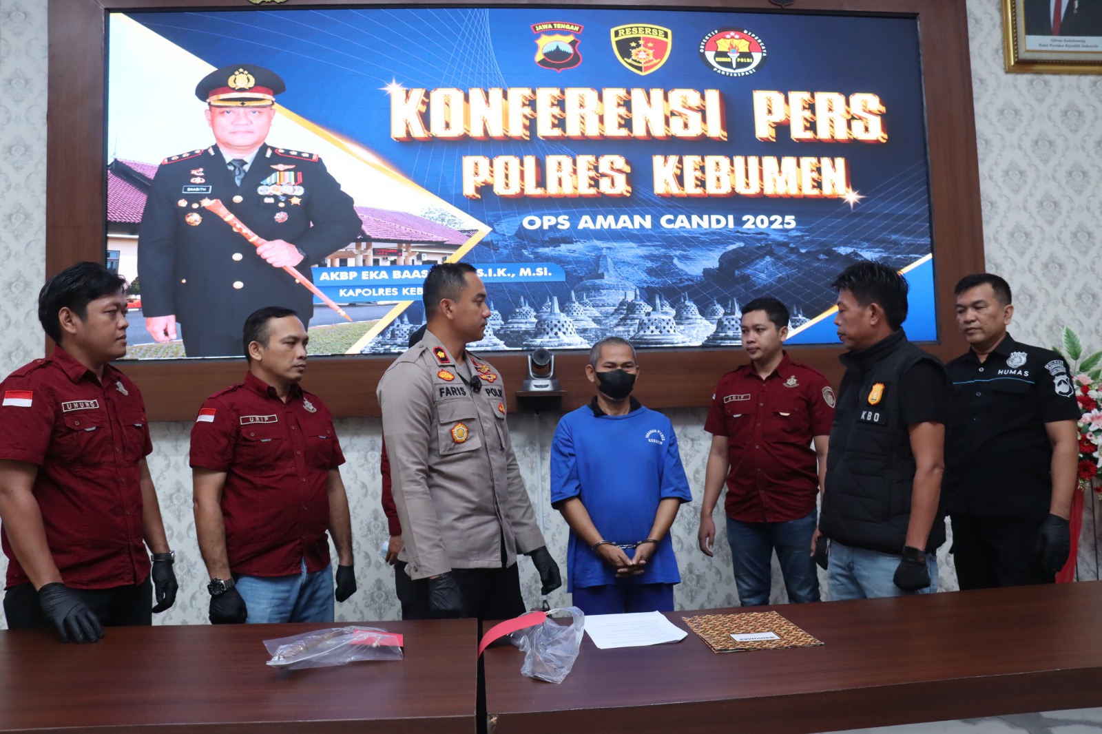 Wakapolres Kebumen Kompol Faris Budiman memimpin konferensi pers terkait kasus penganiayaan yang dilakukan menantu terhadap mertua.