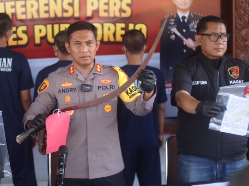 BARANG BUKTI : Kapolres Purworejo AKBP Andry Agustiano menunjukkan barang bukti berupa celurit yang digunakan pelaku untuk melancarkan aksi begal di wilayah Kecamatan Ngombol dan Grabag.