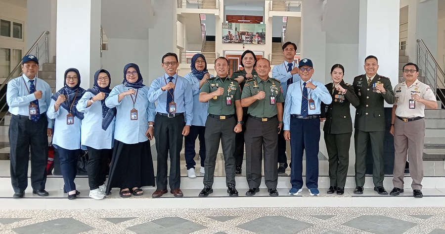 POGRAM NASIONAL: Tim dosen pendidikan Bahasa Prancis UNY yang diperbantukan untuk memperdalam Bahasa Prancis bagi para anggota TNI di Akademi Militer.