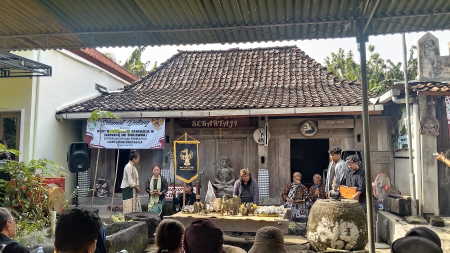 TAHUN KETIGA: Penampilan Mantra dari Mantra Surya Suketi dan Mahasiswa ISI Yogyakarta.