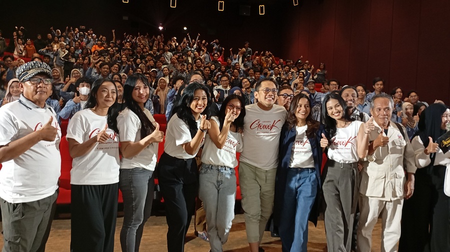 Sutradara Hanung Bramantyo dan pemain film Gowok &ldquo;Kamasutra Jawa&rdquo; saat hadir di special screening di Empire XXI pada Minggu (1/6/2025).