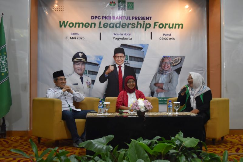 UNTUK PEREMPUAN: Dari kiri, Abdul Halim Muslih, Amalinda Savirani, dan Nur Laili Maharani sebagai moderator.