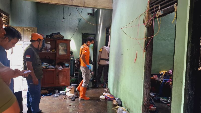 EVAKUASI: Personel Damkar Kulon Progo mencoba memadamkan api yang melalap rumah warga di Padukuhan Dondong, Bendungan, Wates Minggu (1/6).