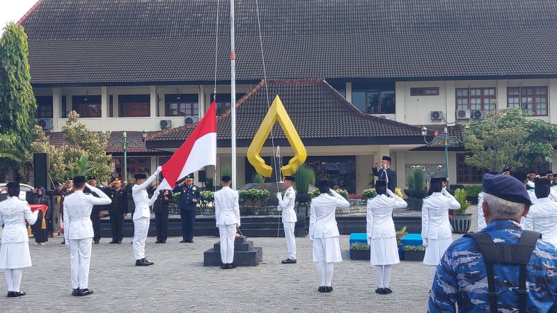 MOMENTUM: Paskibraka mengibarkan bendera merah putih pada peringatan Hari Lahir Pancasila di Halaman Kompleks Pemkab Kulon Progo Minggu (1/6).