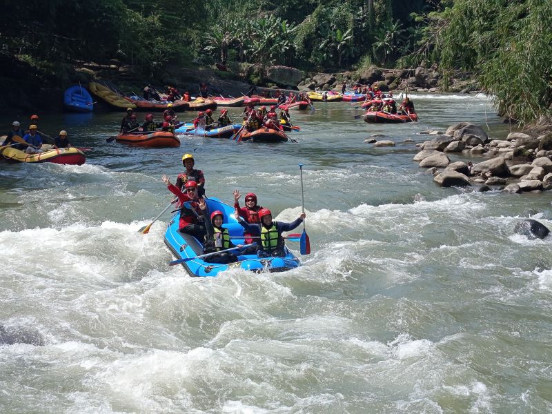 MENANTANG: Wisatawan tampak menikmati wisata arung jeram di Kali Elo Kabupaten Magelang Minggu (1/6).