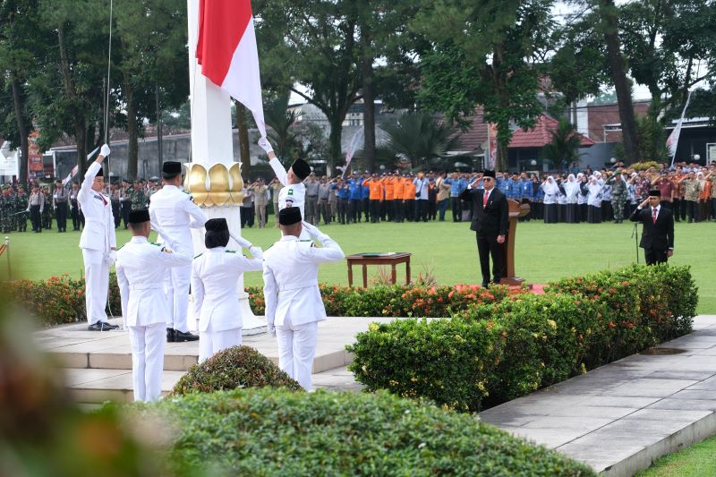 KHIDMAT: Pelaksanaan upacara peringatan Hari Lahir Pancasila di lingkungan Pemkot Magelang Minggu (1/6).