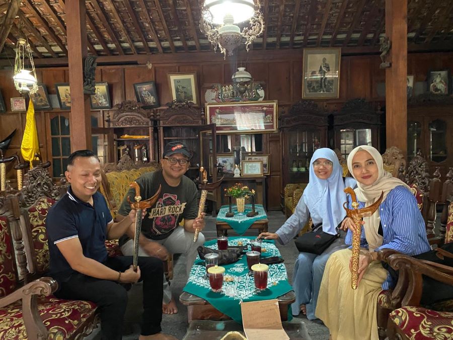 Agung Cahaya Sumirat dan istrinya sedang memperlihatkan keris yang dibelinya untuk presiden Kamerun