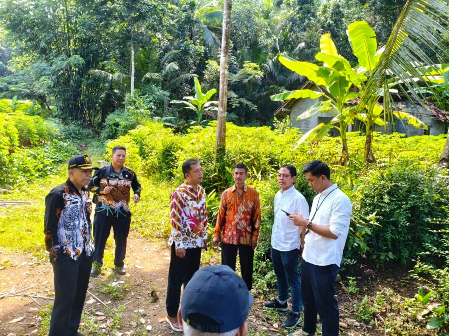 PENINJAUAN: Wakil Bupati Kulon Progo melihat kondisi lahan calon Sekolah Rakyat.