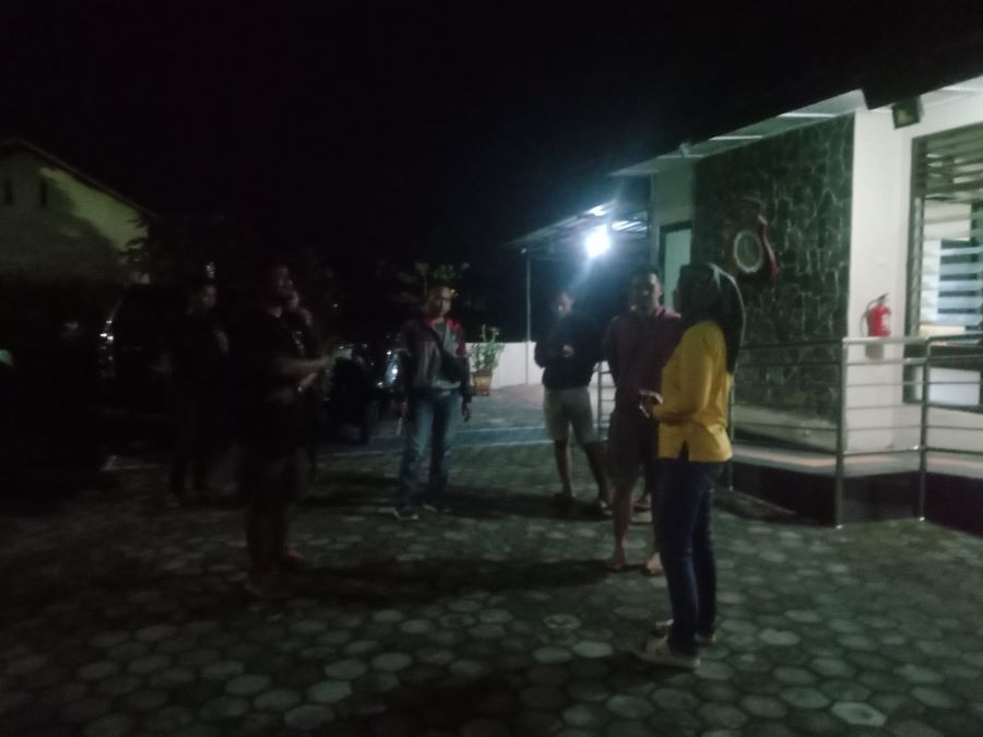 Anggota kepolisian mengamankan pelaku ke Mapolres Kulon Progo