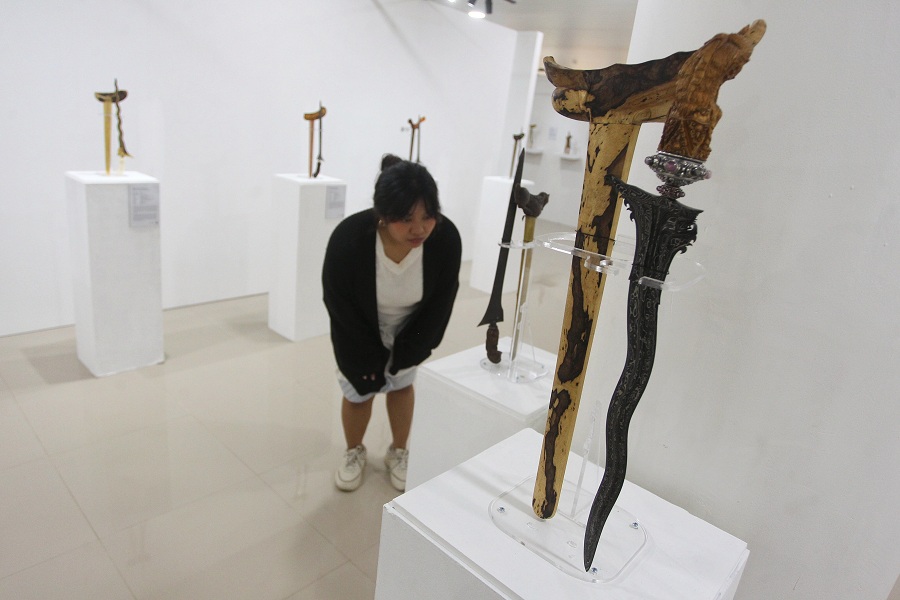 Pengunjung mengamati keris yang dipajang dalam Pameran Reka Cipta #2 di Gedung Graha Budaya Taman Budaya Embung Giwangan, Kota Jogja, Senin (2/6/2025).
