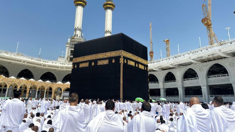 Suasana ibadah haji mengeliligi  Kabah.