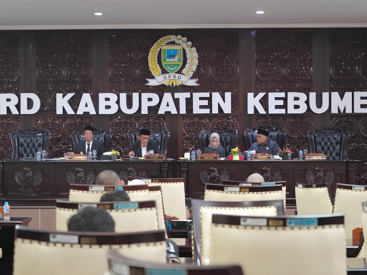 Juru bicara Fraksi PPP DPRD Kebumen Agung Nur Wahid membacakan pendapat umum fraksi terkait raperda RPJMD tahun 2025-2029.