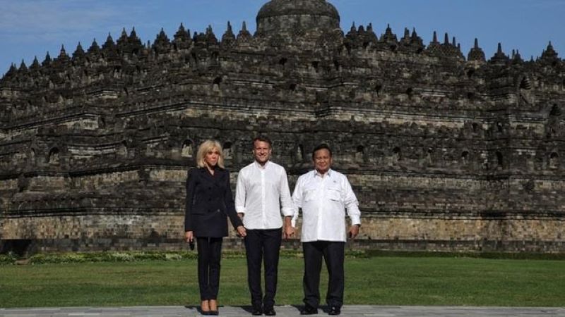 Ibu Negara Brigitte Macron bersama dengan Presiden Macron dan Presiden Prabowo di Candi Borobudur.