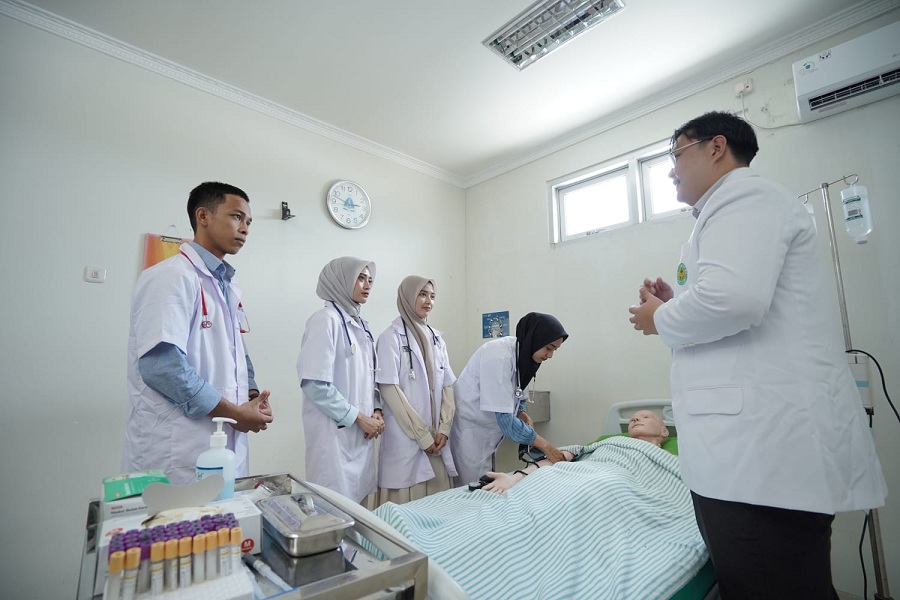 PRAKTIK: Mahasiswa Universitas Alma Ata saat melakukan praktikum di laboratorium kampus. UAA meraih akreditasi unggul dari BAN-PT sebelum berusia sembilan tahun.