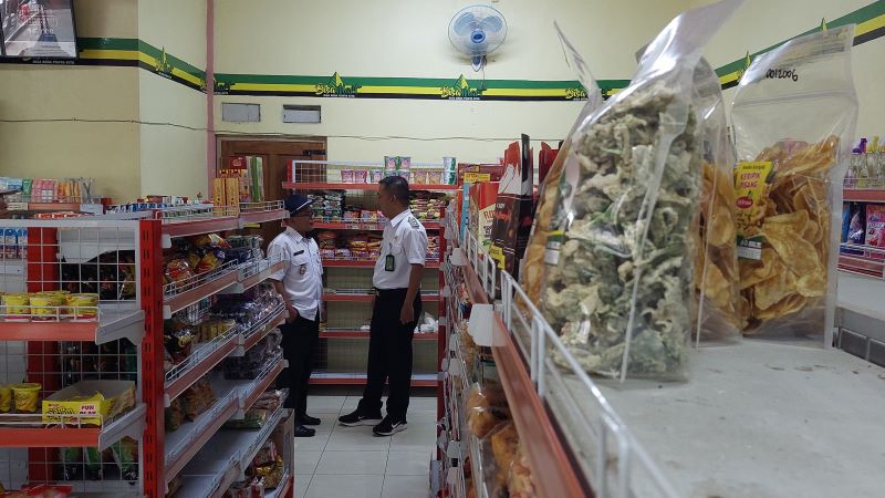 PENINJAUAN: Wakil Bupati Kulon Progo melihat penjualan produk UMKM di minimarket milik BUMDes.&nbsp;