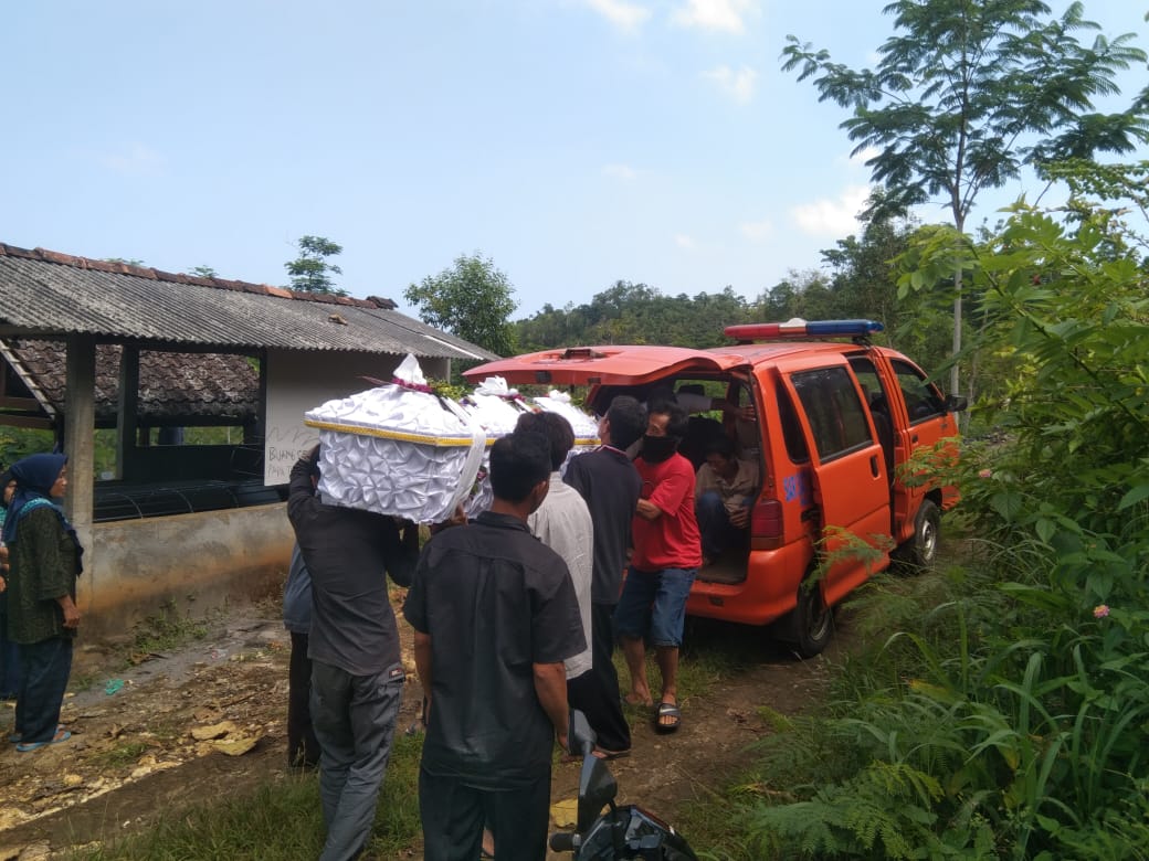 Dokumentasi/Satlinmas Rescue Istimewa Wilayah 1 Pantai Sadeng: Mobil Ambulan milik tim SAR Pantai Sadang dipergunakan untuk kebutuhan warga sekitar.