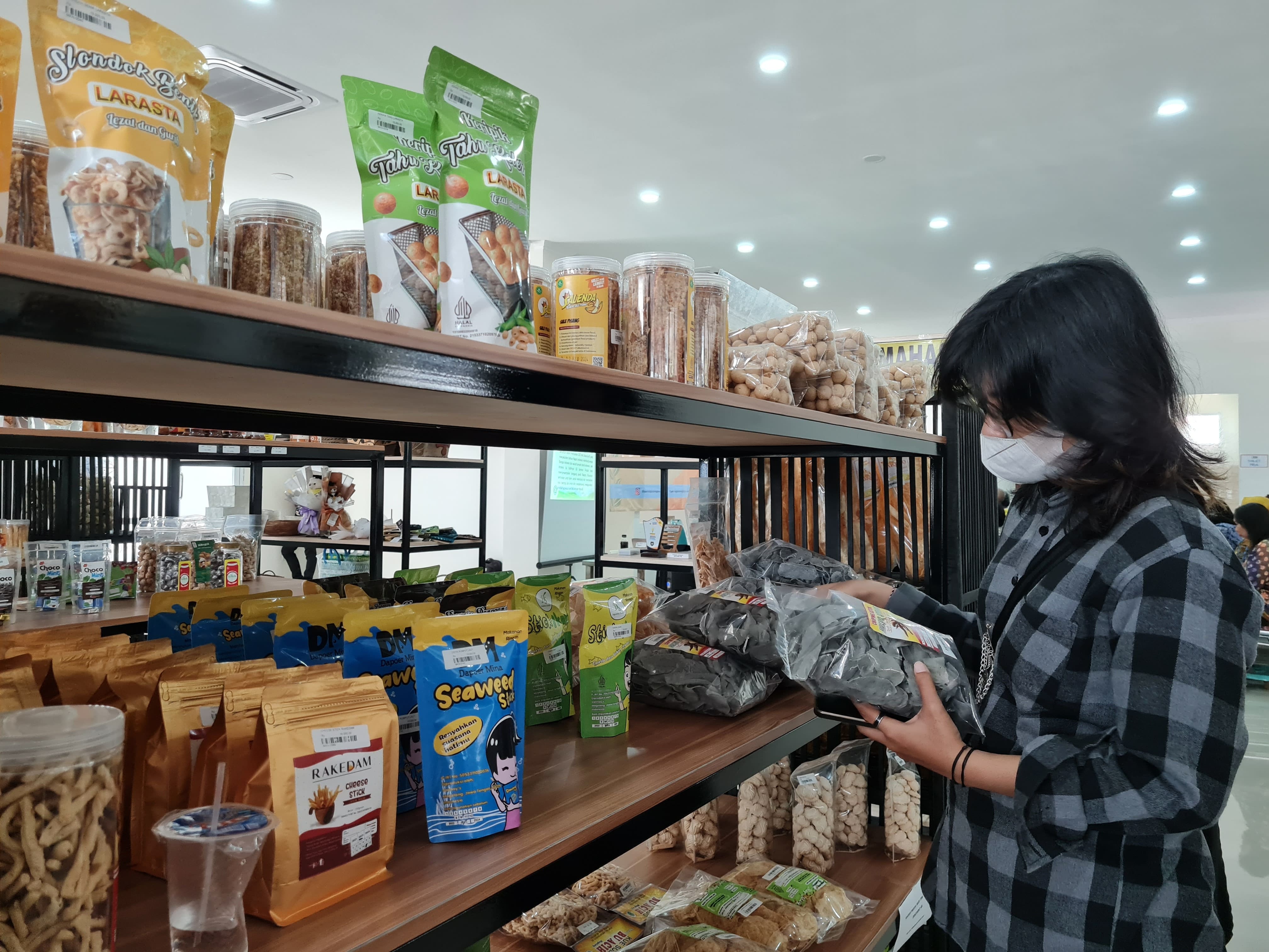  Di IKM Center Kota Magelang menyediakan berbagai olahan makanan kering dan produk lainnya.  &nbsp;