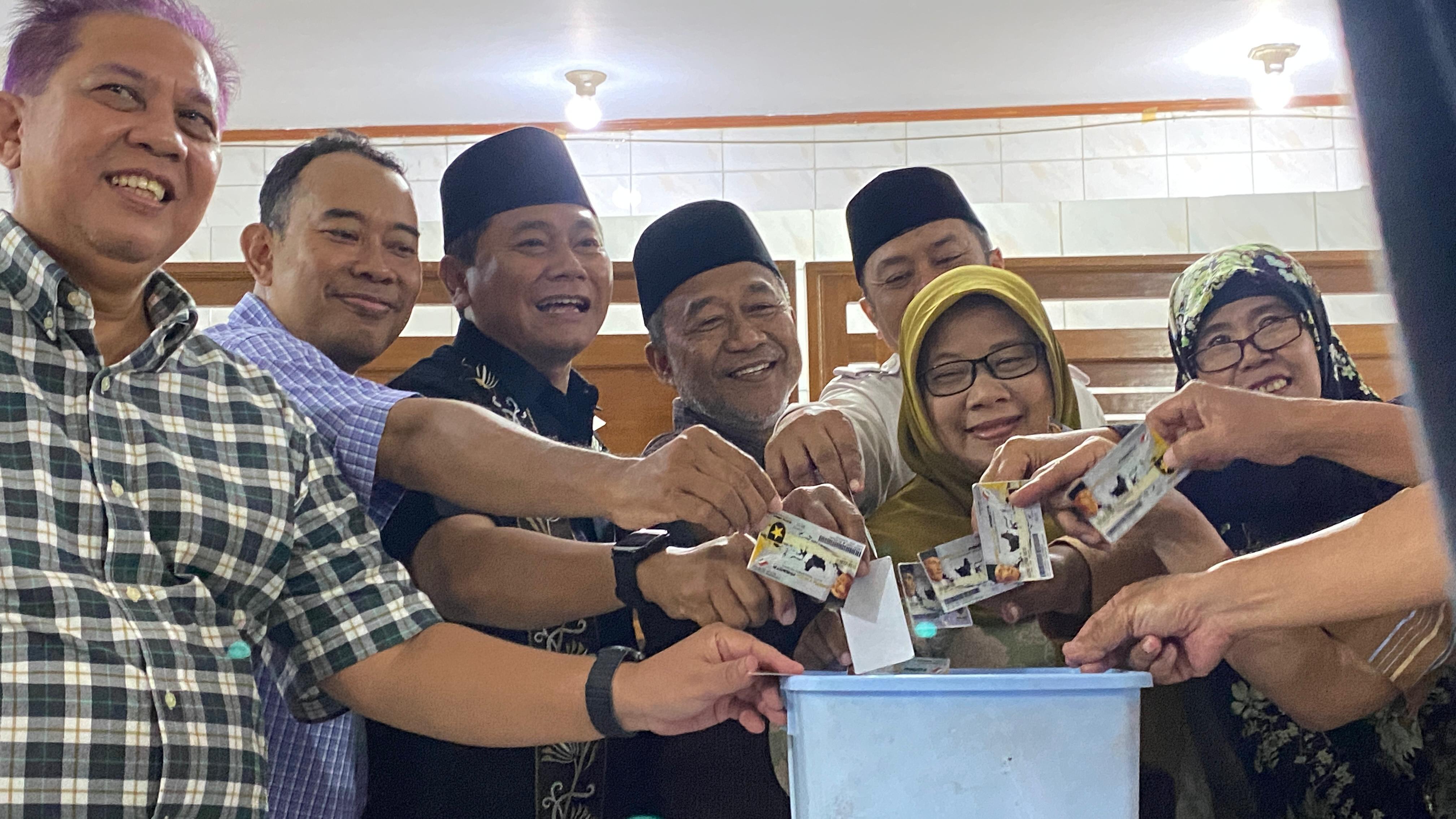 Pengurus DPW dan DPD Partai Ummat DIY membuang kartu keanggotaan Partai Ummat sebagai simbol bahwa mereka membubarkan diri di salah satu rumah makan di Jogja, Senin (2/6/2025).