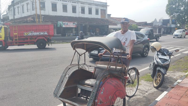 TAK LAGI POPULER: Pengemudi becak sedang menunggu penumpang di simpang empat Jalan Bantul Senin (2/6).