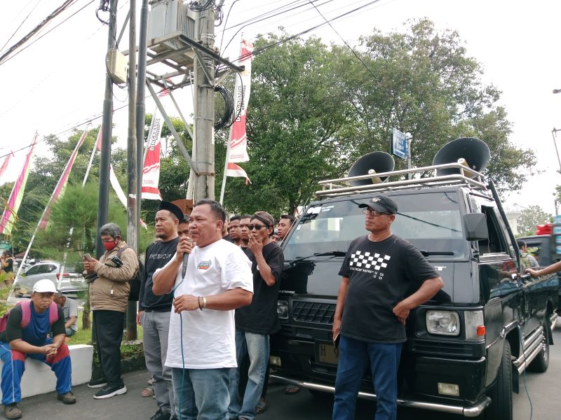 AKSI DEMO: Aliansi Rakyat Peduli Indonesia (ARPI) kembali mendatangi Kantor Kejari Sleman terkait perkara dana hibah pariwisata Senin (2/6).