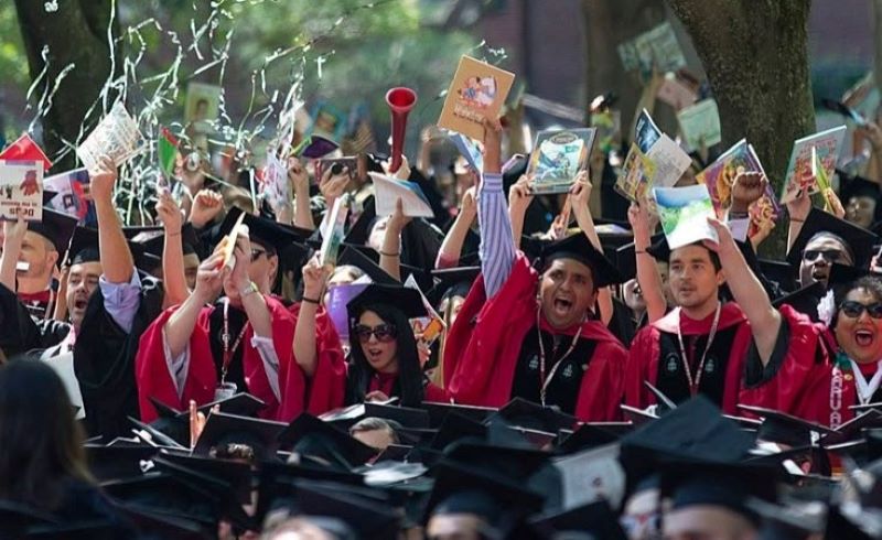 Wisuda Mahasiswa Universitas Harvard.