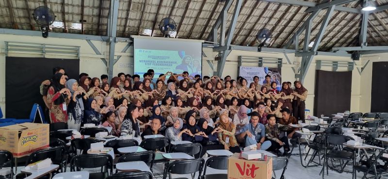KOMITMEN: Para mahasiswa penerima beasiswa LPDP UNY mengedukasi para siswa di SMPN 6 Jogja soal bahaya perundungan atau bully.